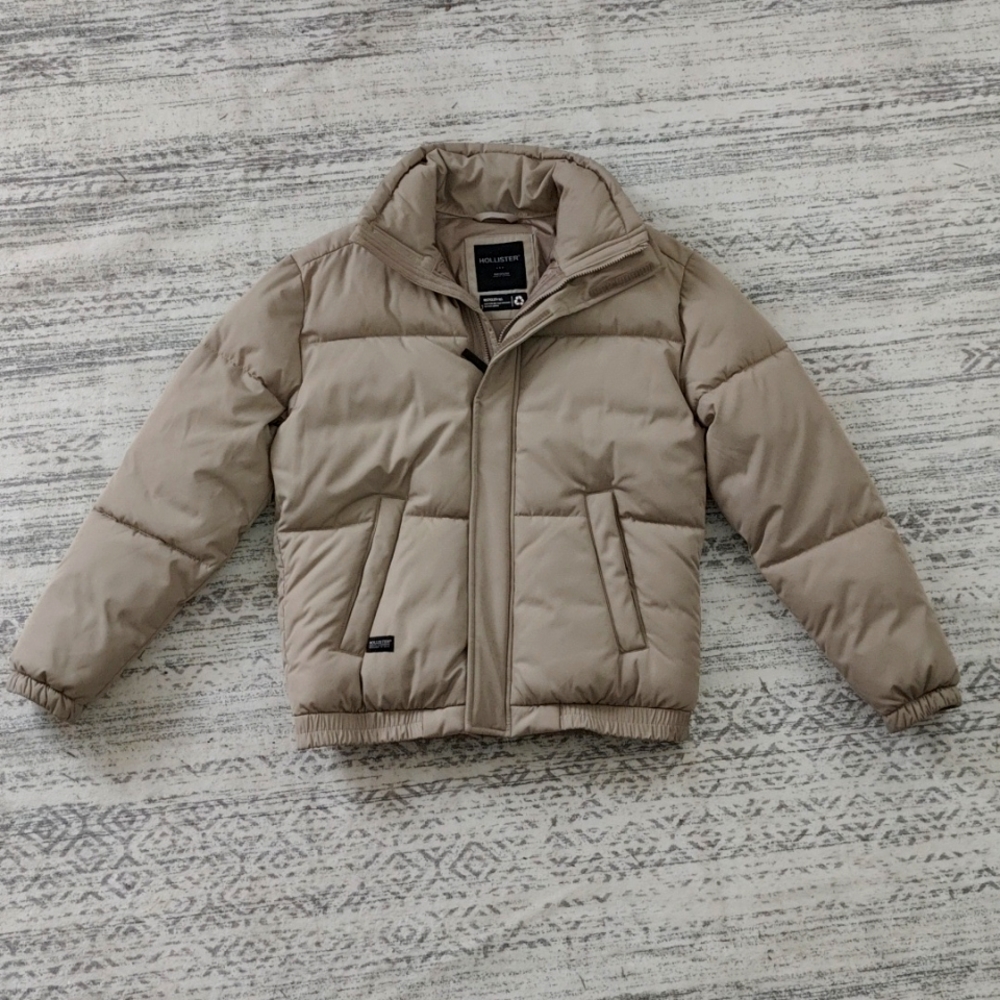 New Hollister Puffer jacket 🧥 Medium size